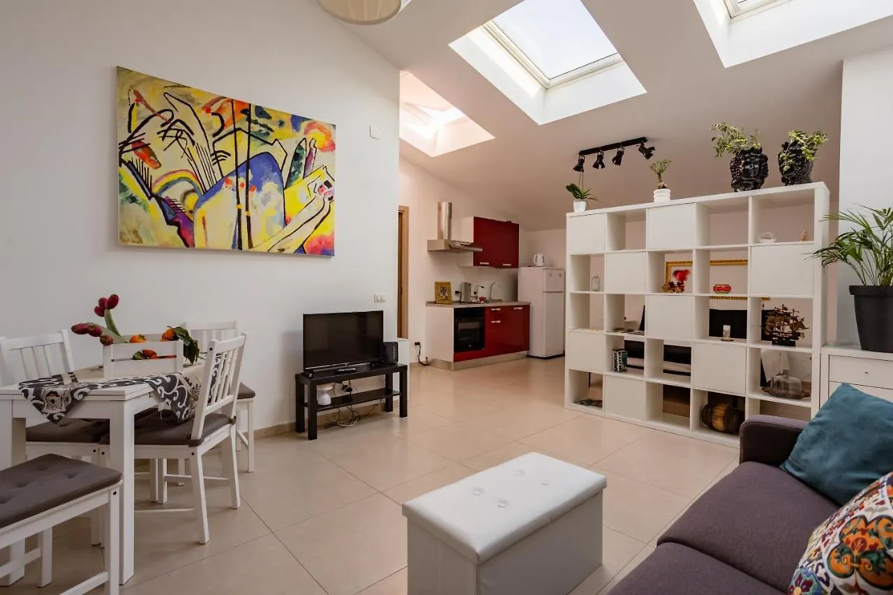 Luminos Quaroni Apartamento Palermo 0*,  Italia