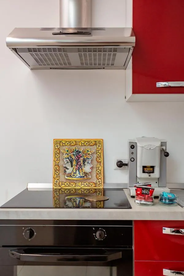 Luminos Quaroni Apartamento Palermo 0*,  Italia